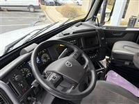 2022 Volvo VNL64T760