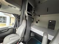 2022 Volvo VNL64T760