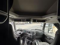 2022 Volvo VNL64T760