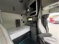 2022 Volvo VNL64T760