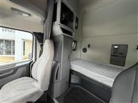 2022 Volvo VNL64T760