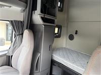 2022 Volvo VNL64T760