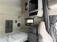 2022 Volvo VNL64T760