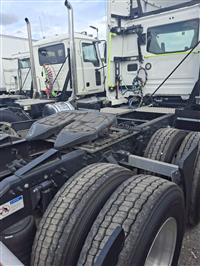 2025 Volvo VNL64T300