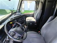 2025 Volvo VNL64T860