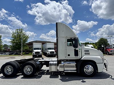 2022 Mack AN64T