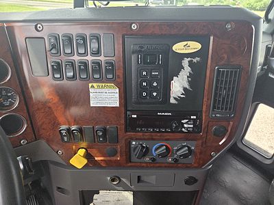 2017 Mack GU813