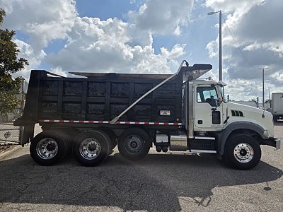 2017 Mack GU813