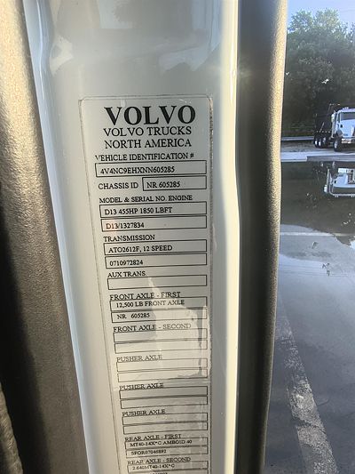 2022 Volvo VNL64T760