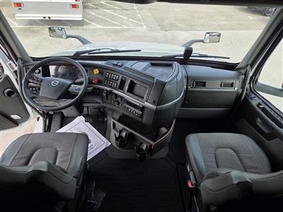 2025 Volvo VNL64T760