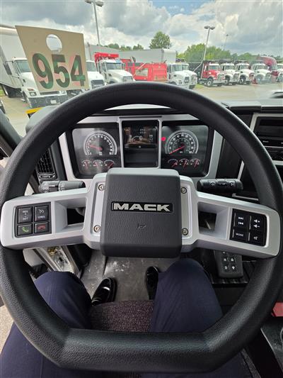 2027 Mack MD7 42R