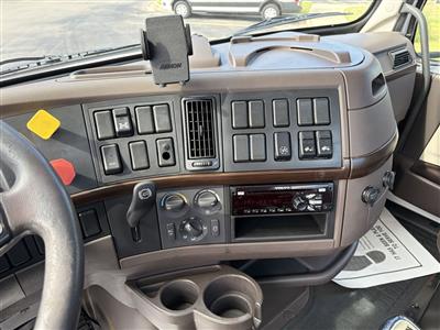 2017 Volvo VNL64T300