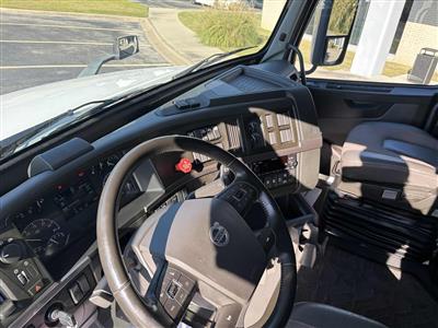 2023 Volvo VNL64T860