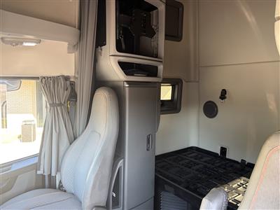 2022 Volvo VNL64T760