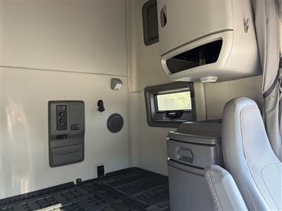 2022 Volvo VNL64T760