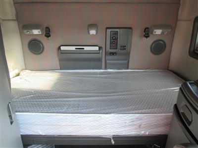2023 Volvo VNL64T740