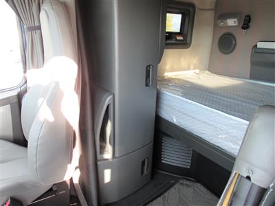 2023 Volvo VNL64T740