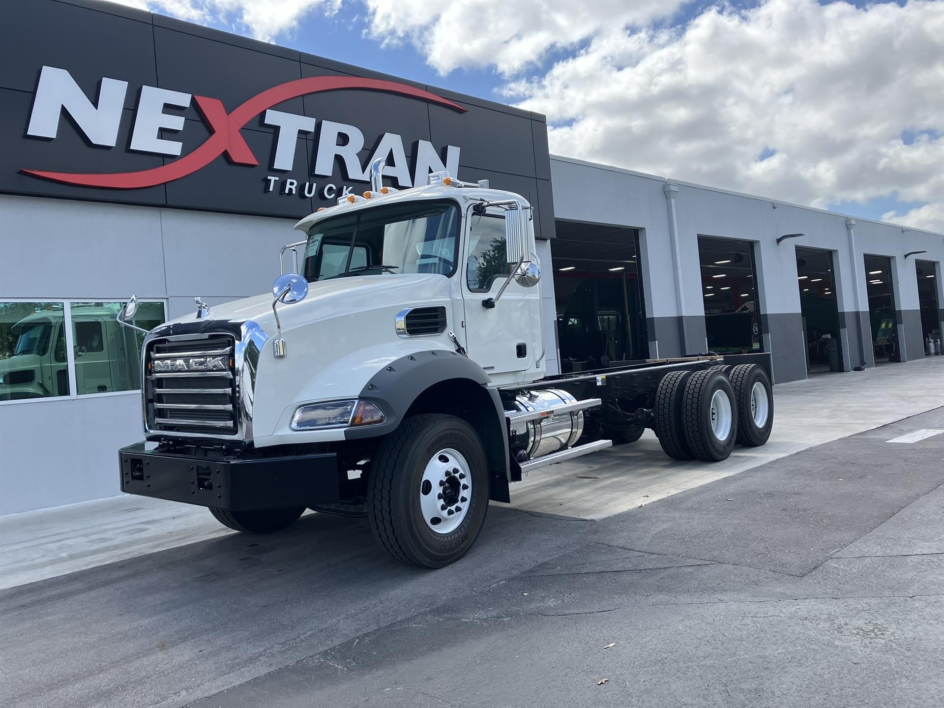 2025 Mack GR64BRX