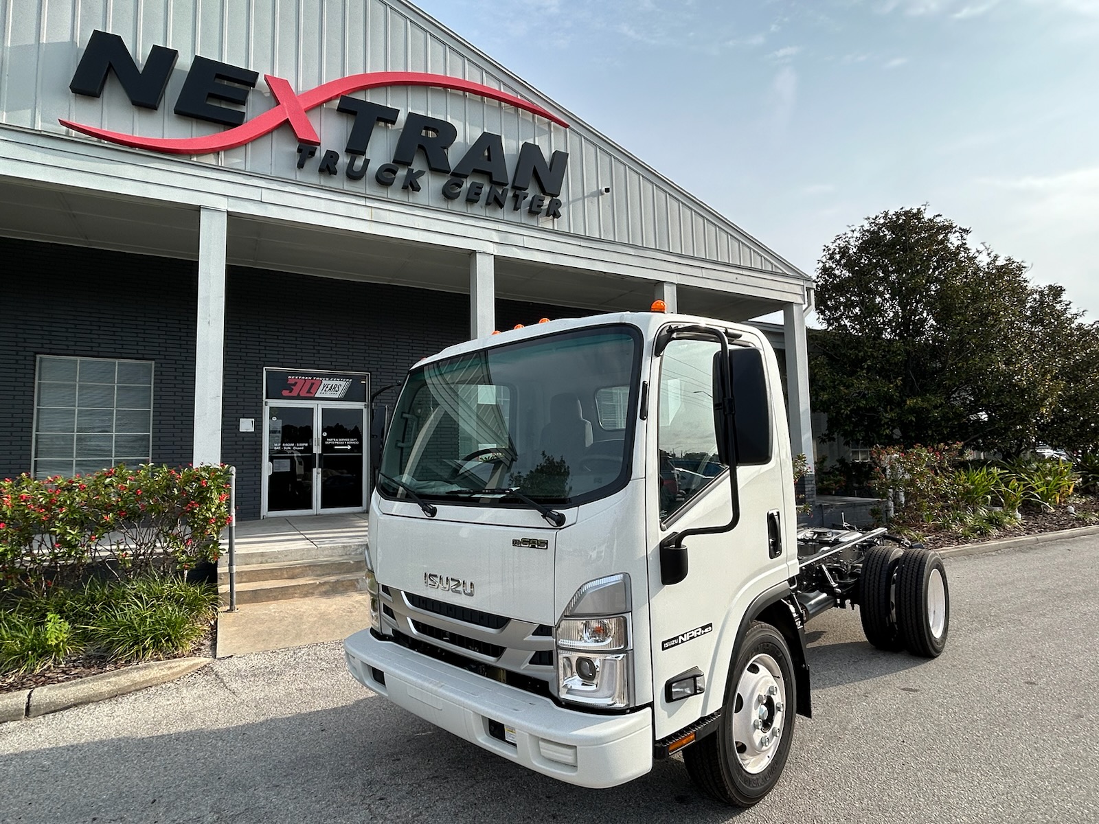 2025 Isuzu NPR-1F304