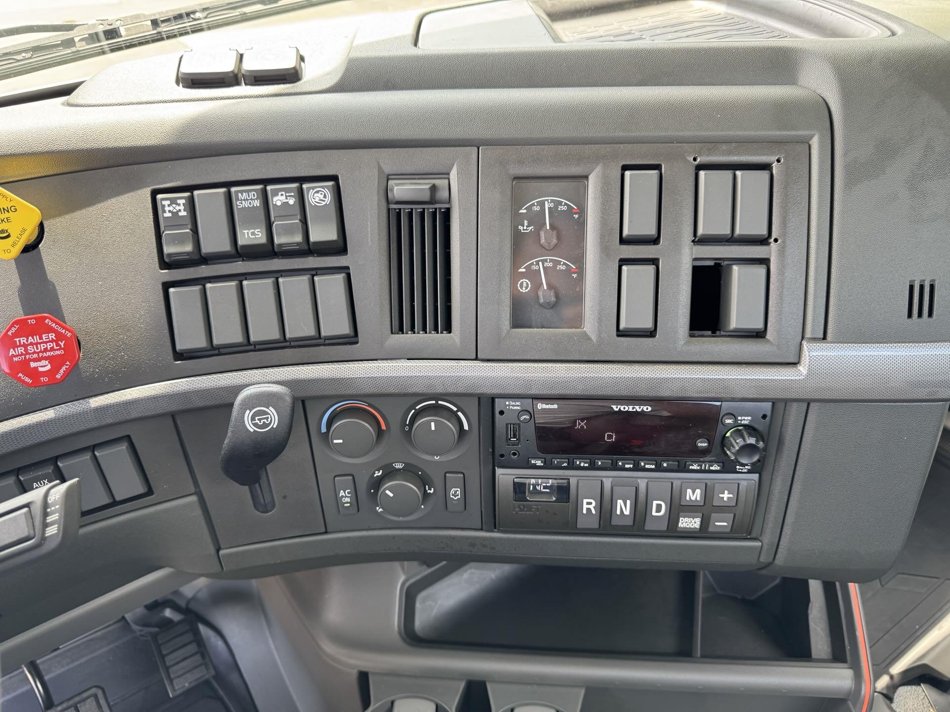 2024 Volvo - image 13