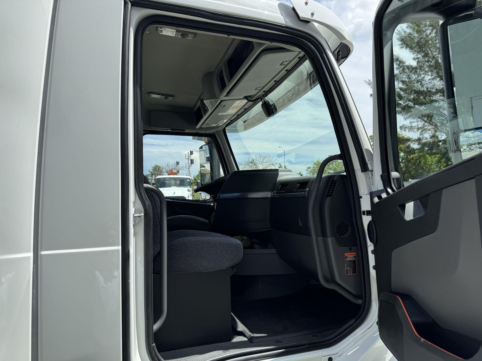 2024 Volvo - image 14