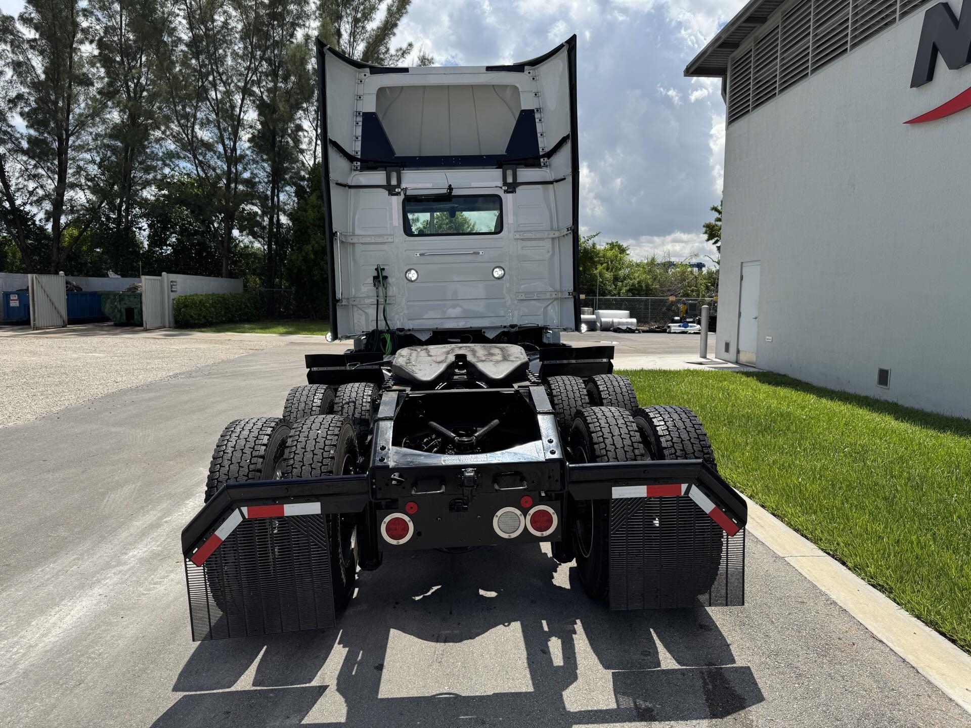 2024 Volvo - image 6