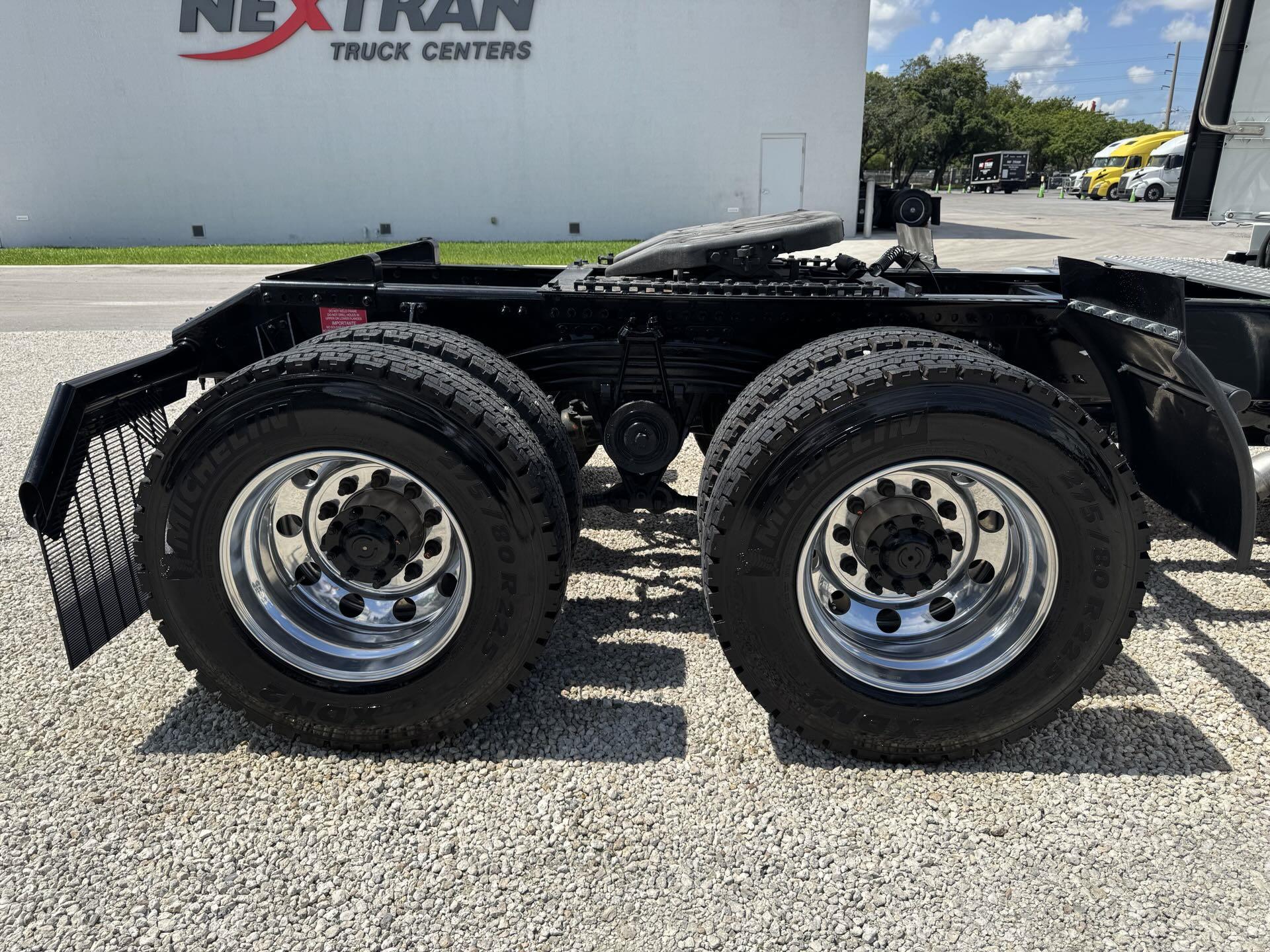 2024 Volvo - image 7