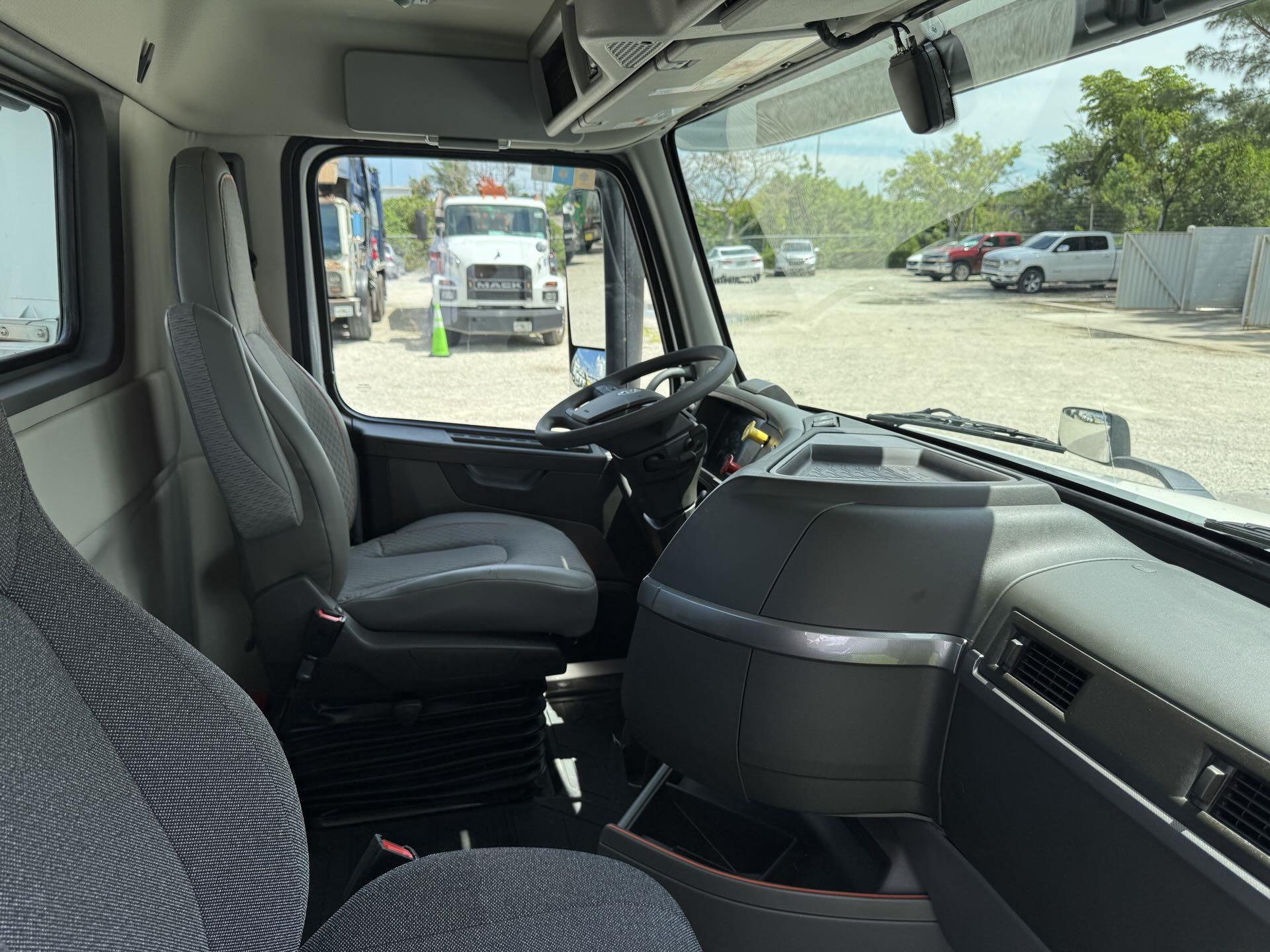 2024 Volvo - image 15