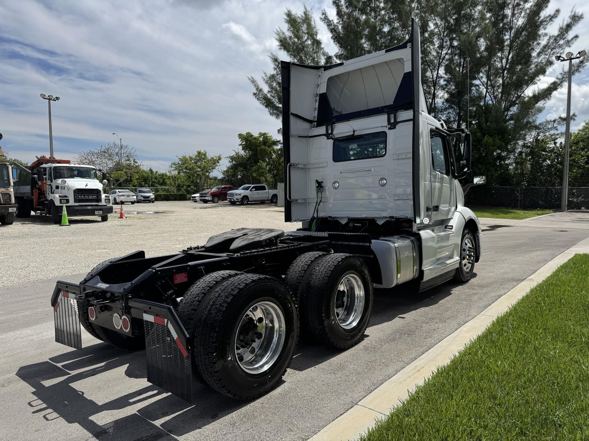 2024 Volvo - image 5