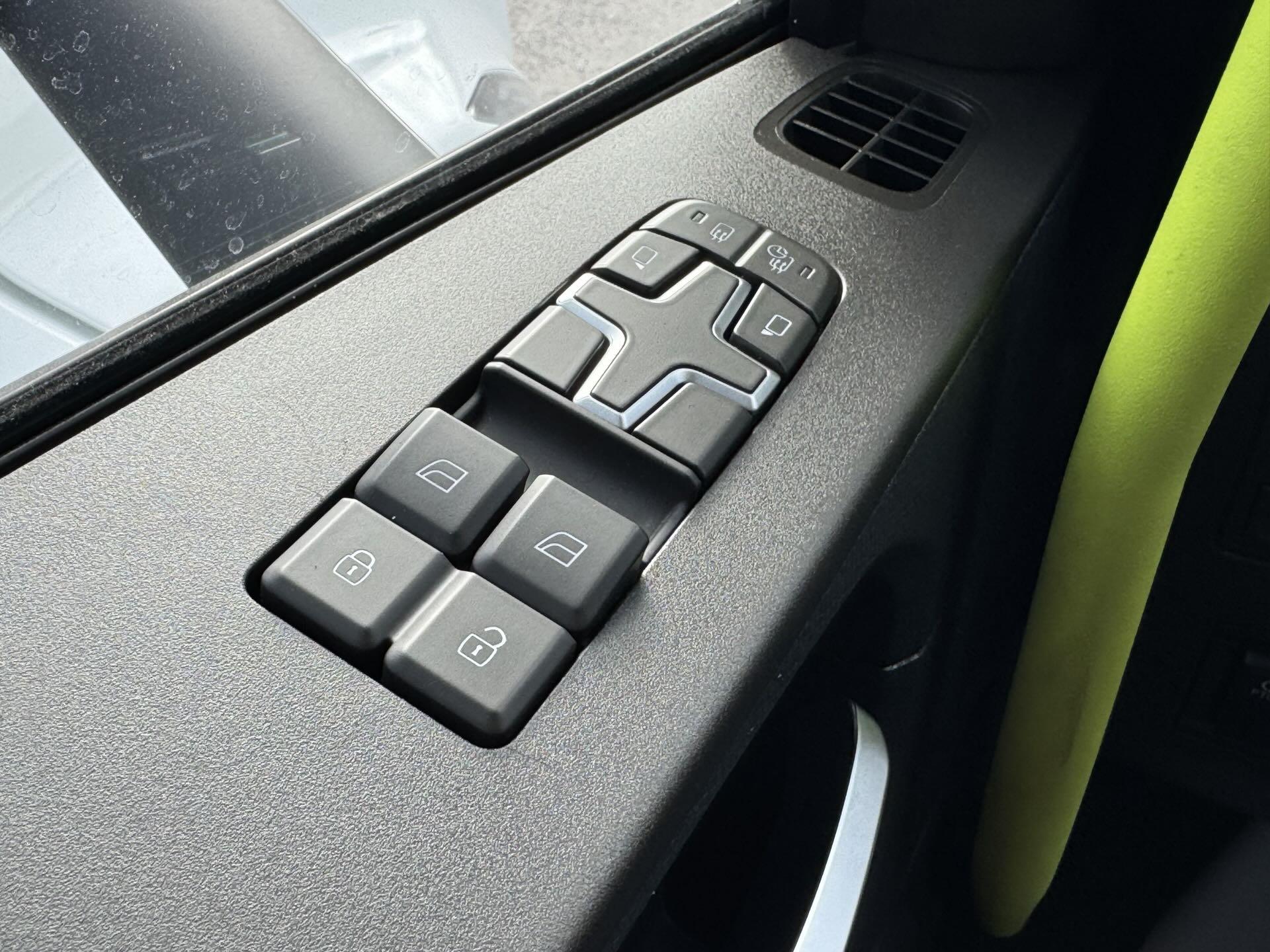 2025 Volvo - image 13