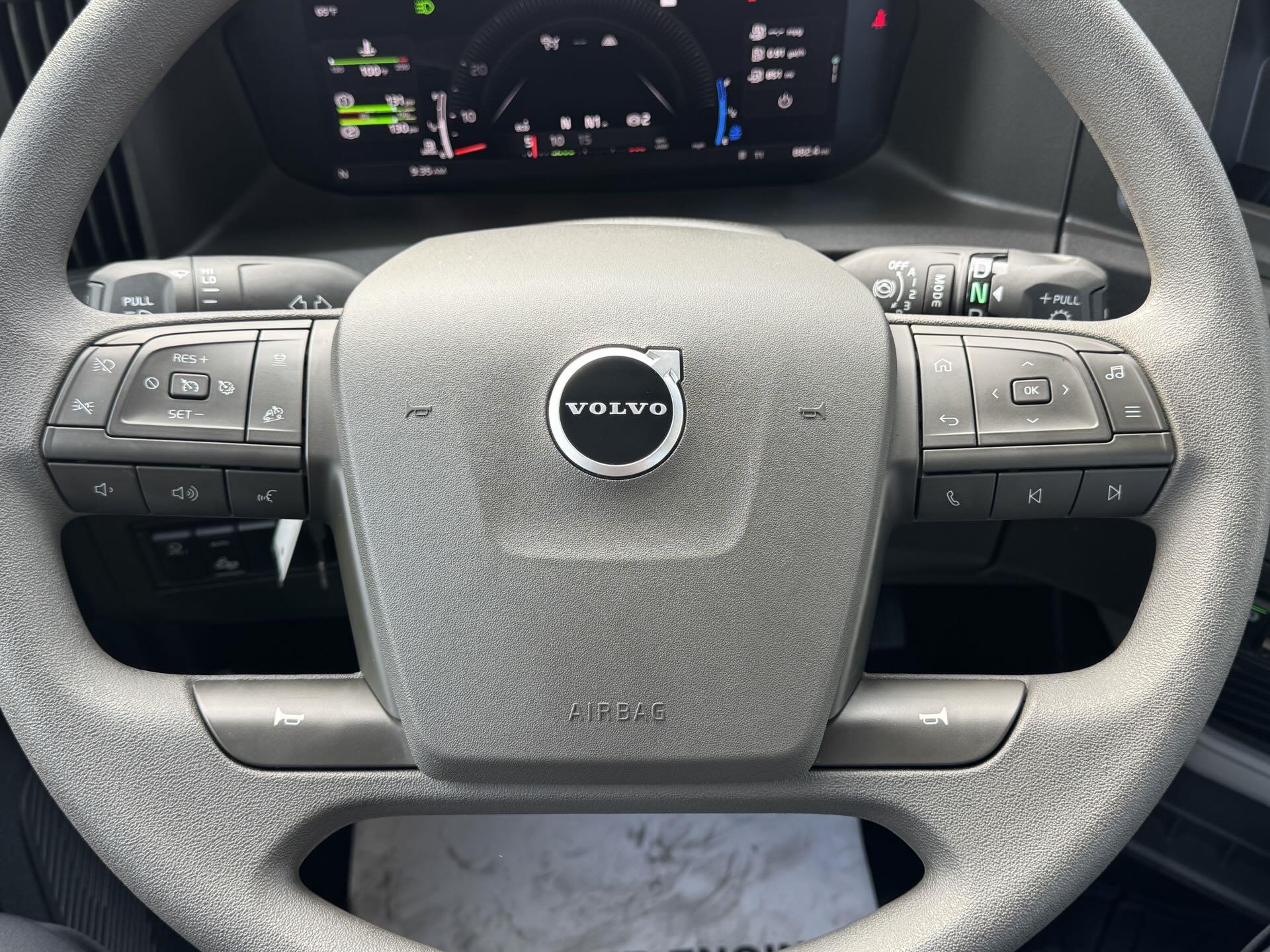 2025 Volvo - image 9