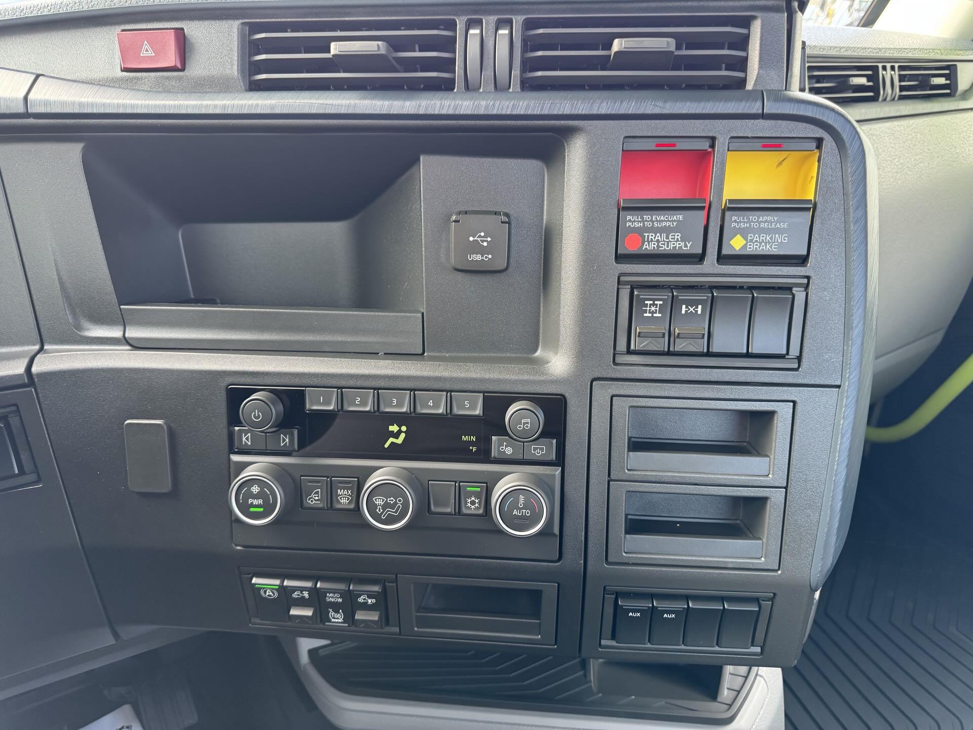 2025 Volvo - image 10