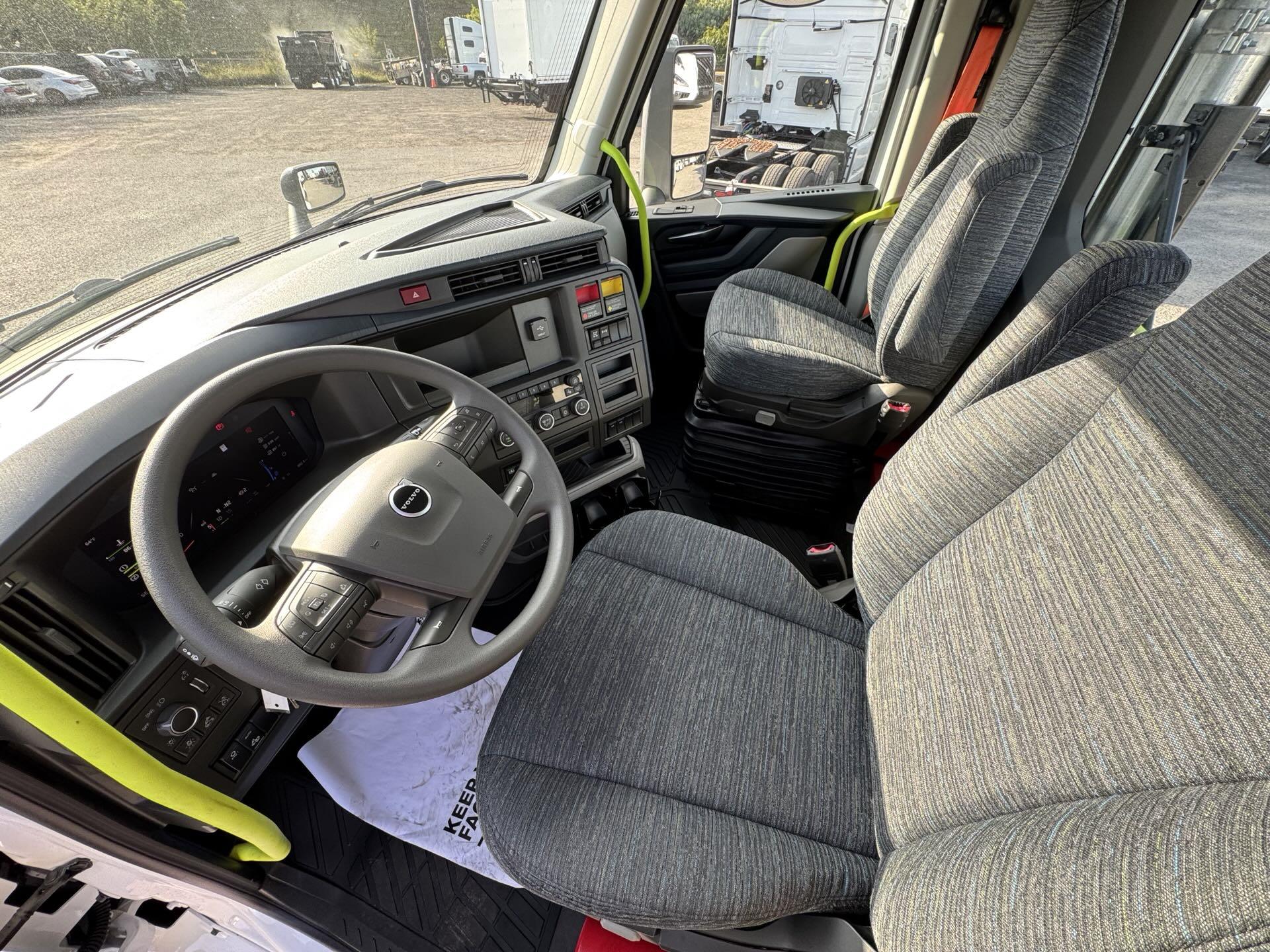 2025 Volvo - image 8