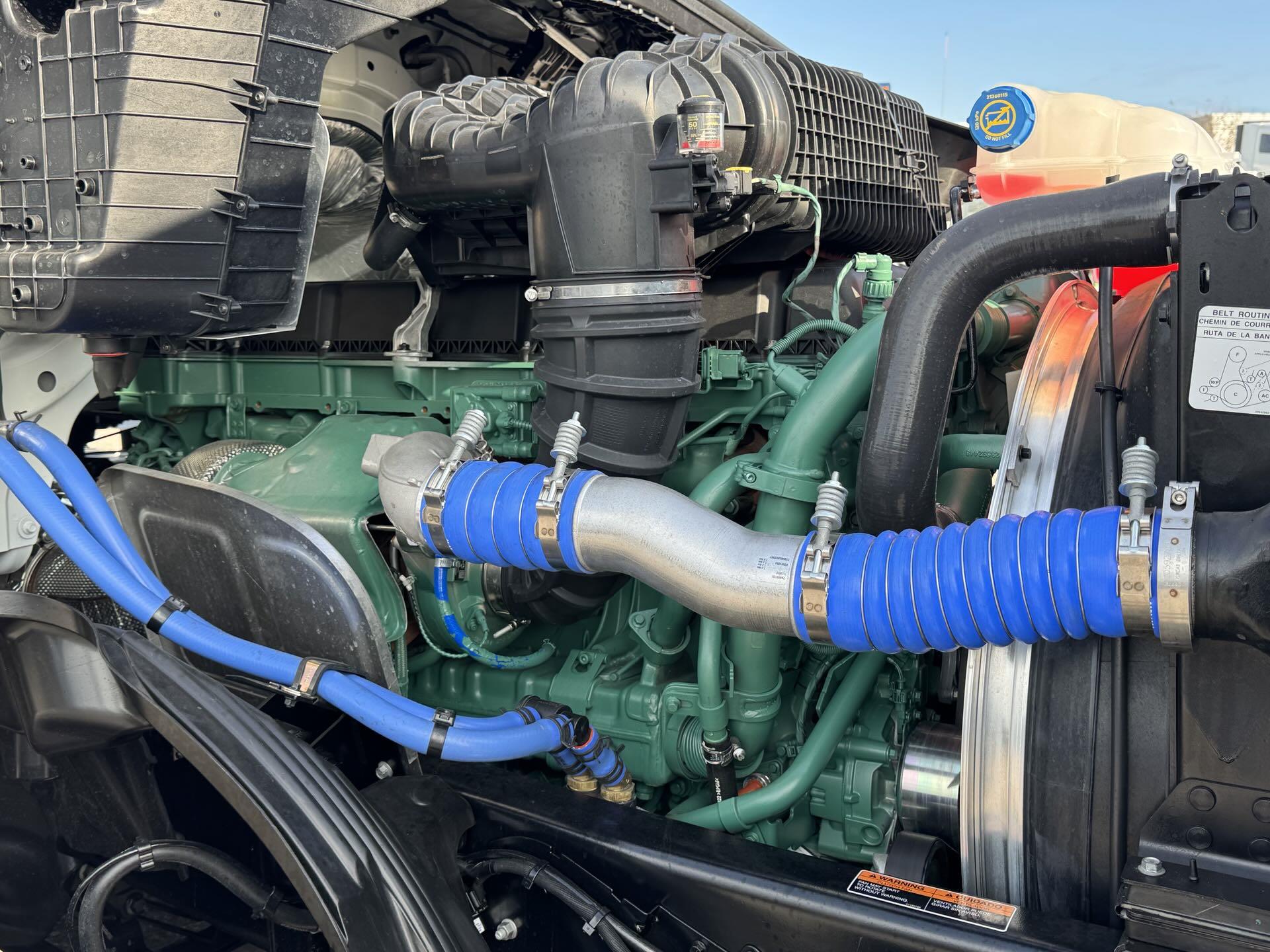 2025 Volvo - image 6