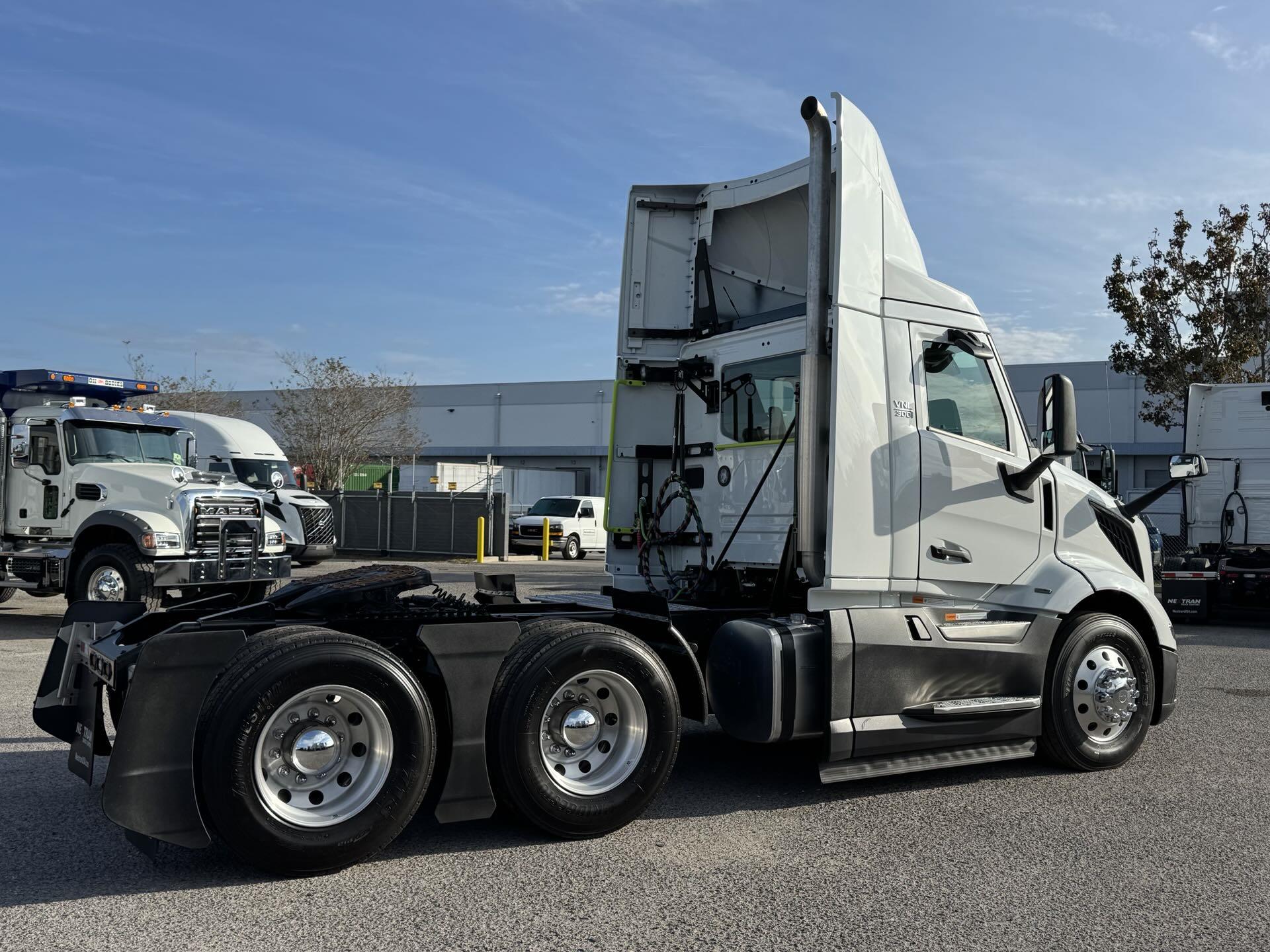 2025 Volvo - image 3