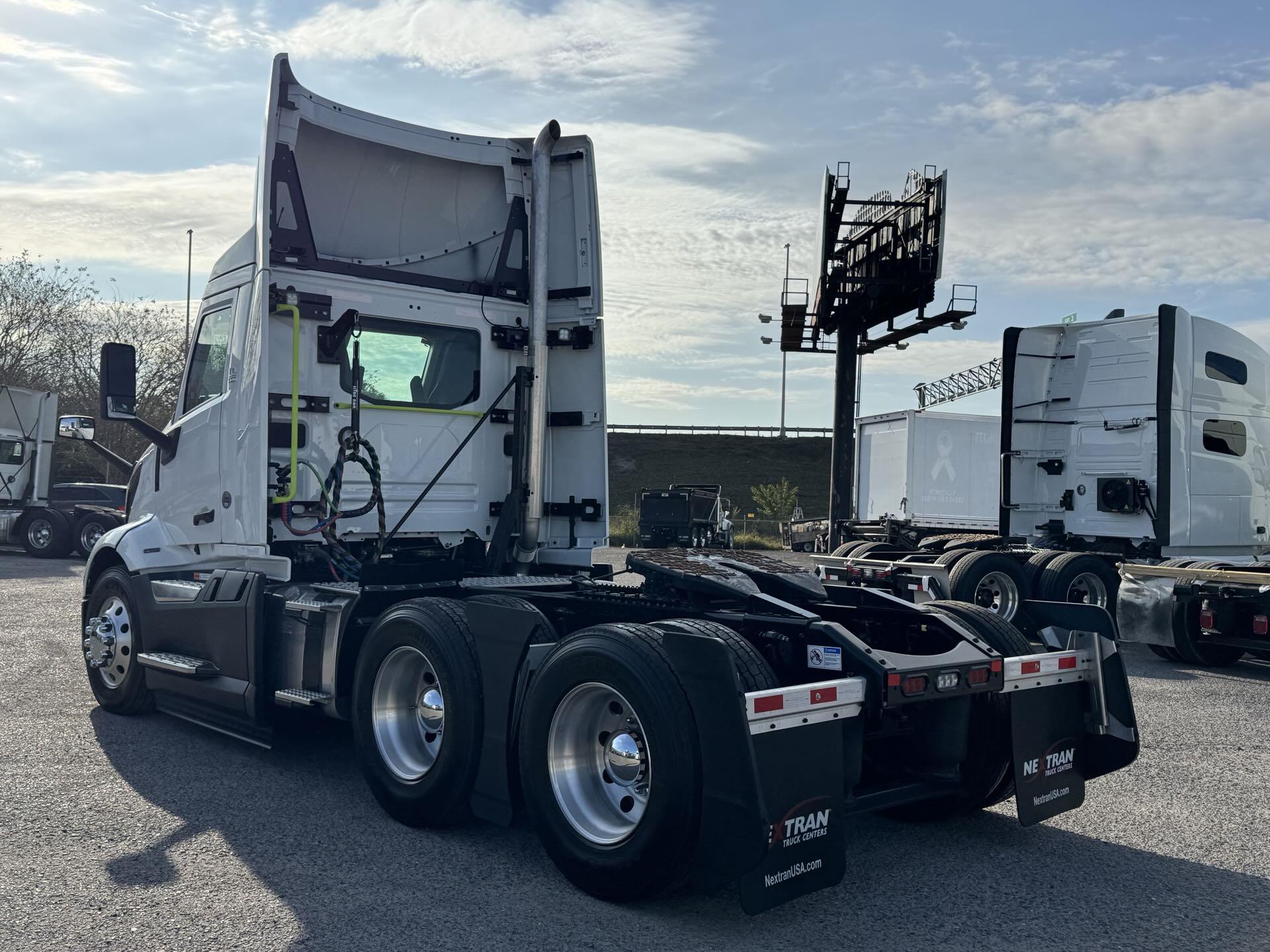 2025 Volvo - image 4