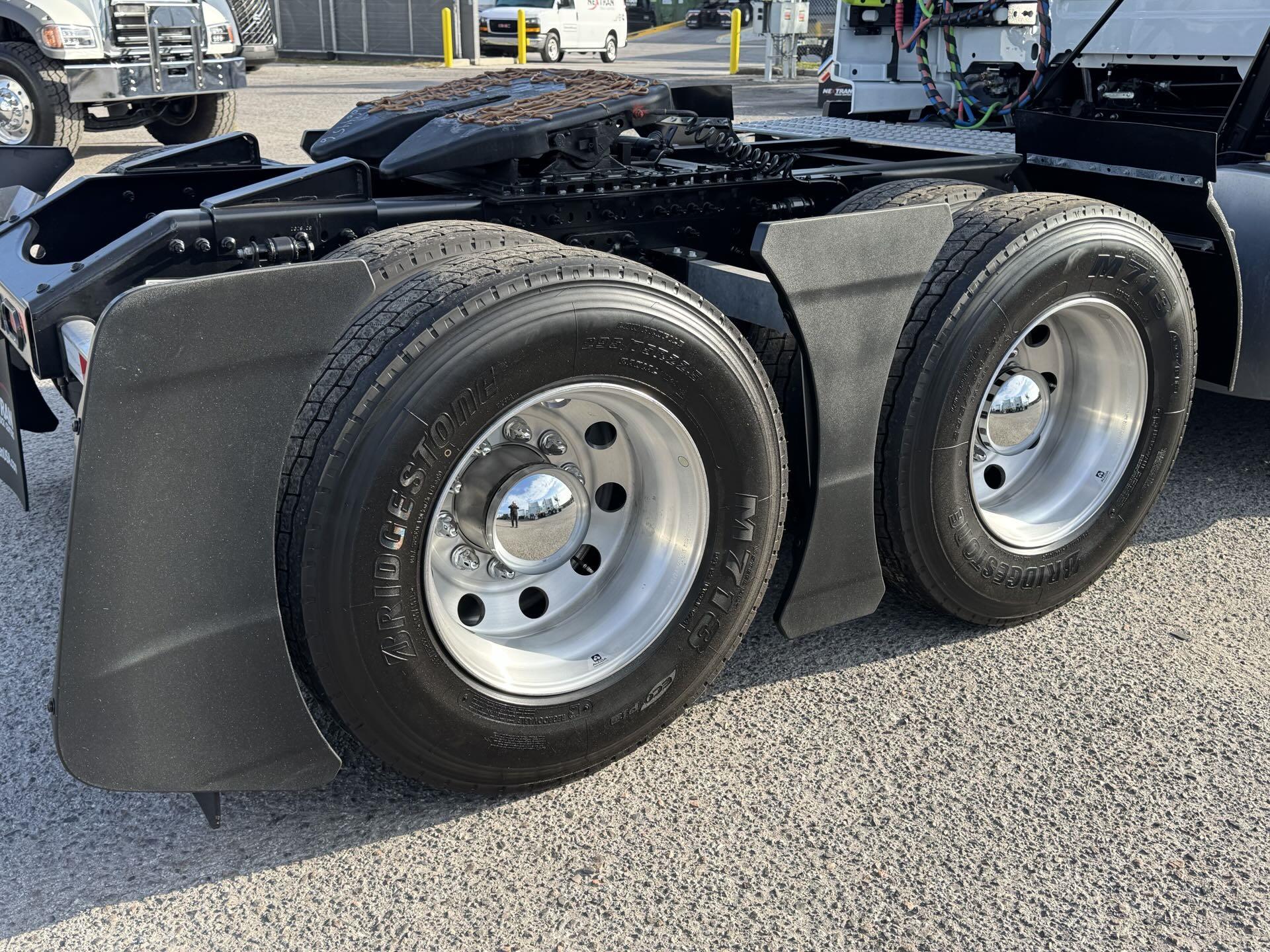 2025 Volvo - image 5