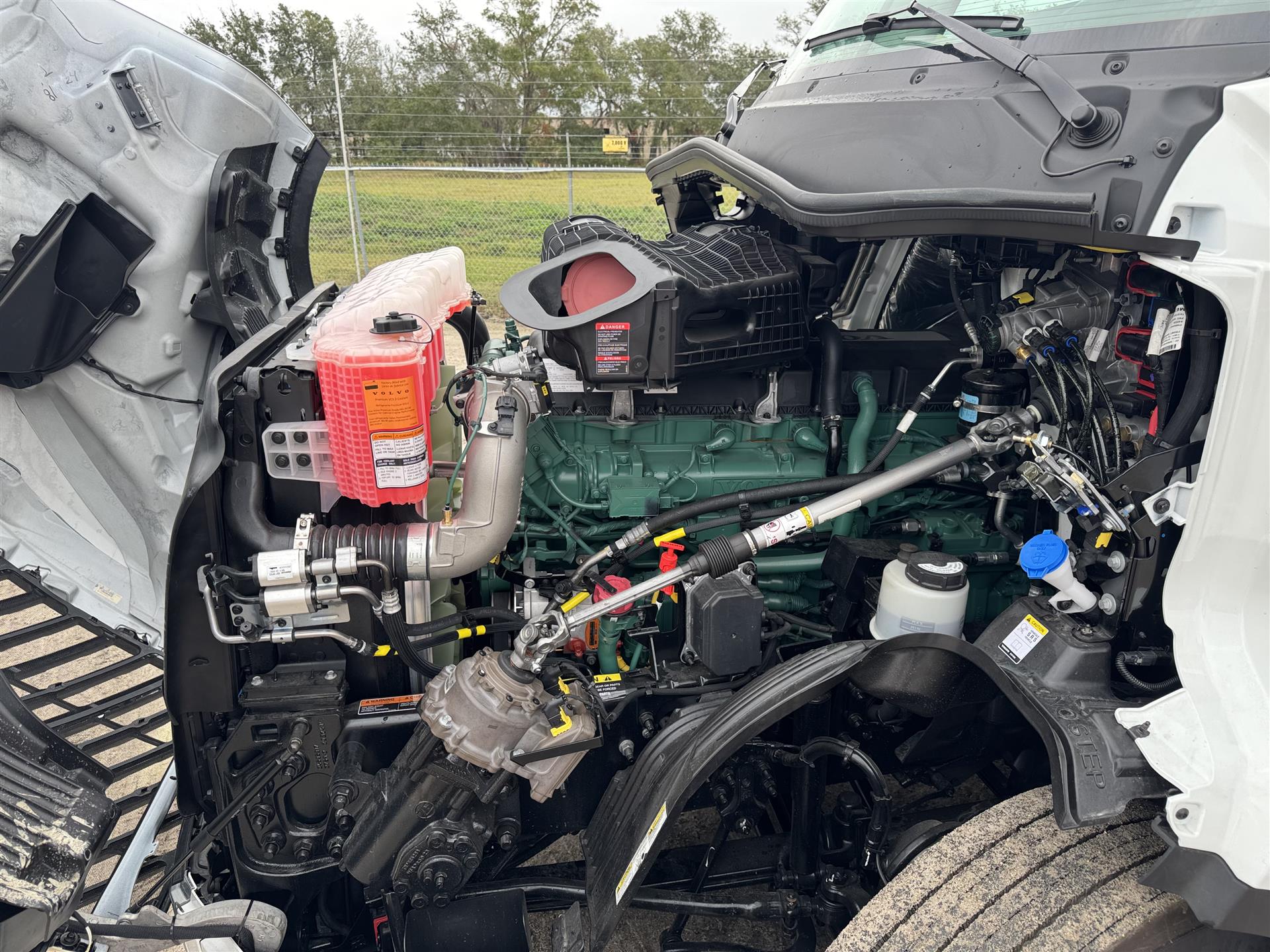 2025 Volvo - image 19