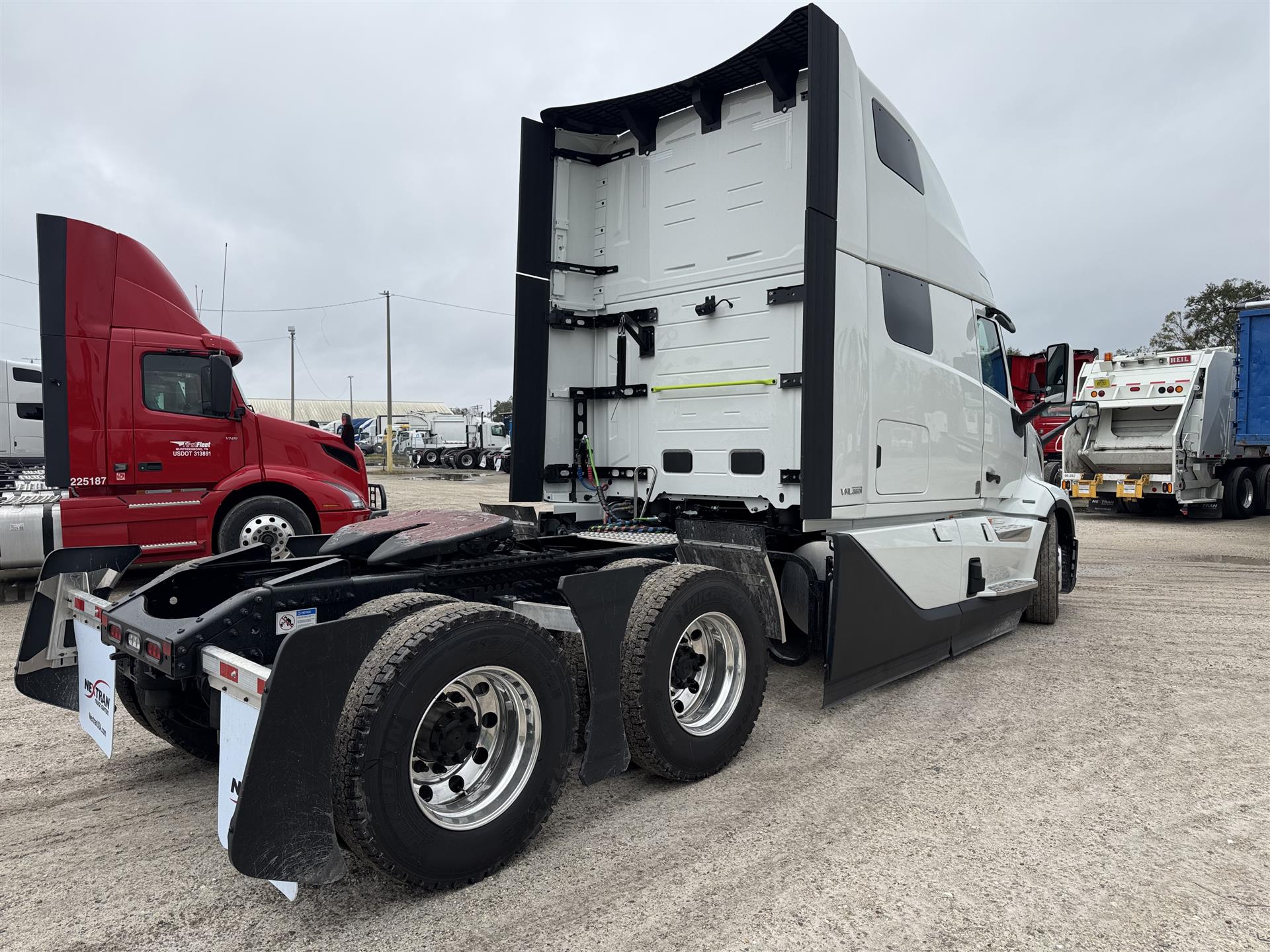 2025 Volvo - image 5