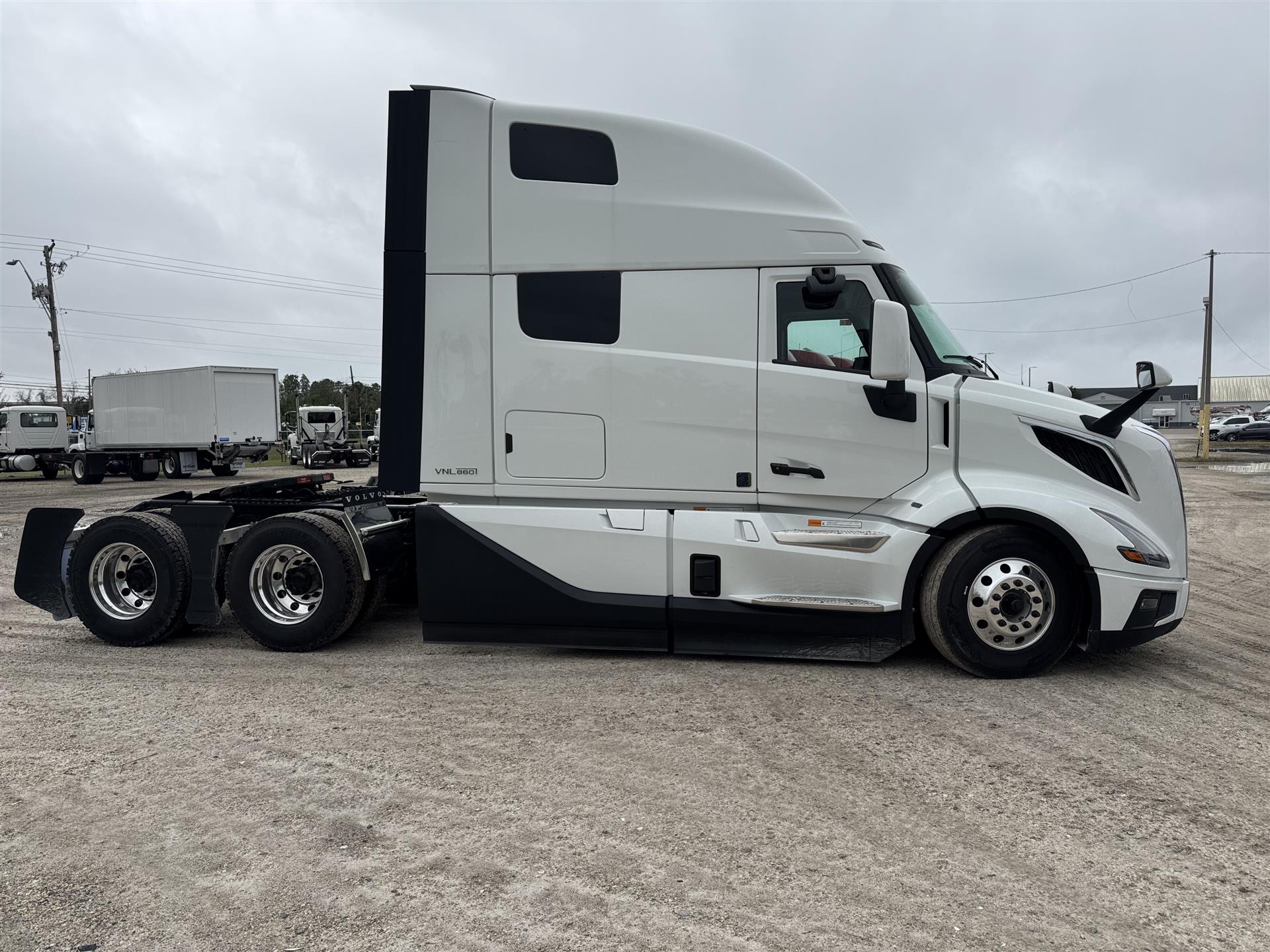 2025 Volvo - image 4