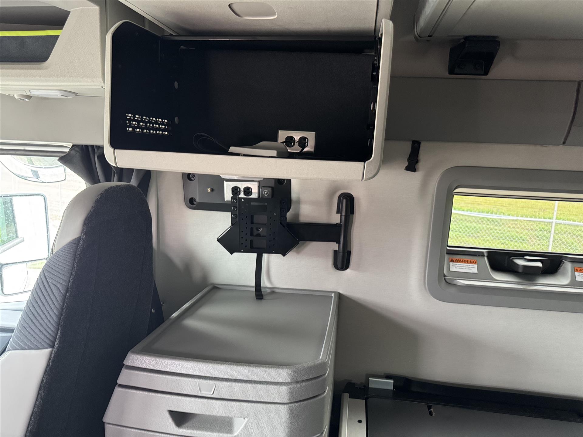 2025 Volvo - image 15