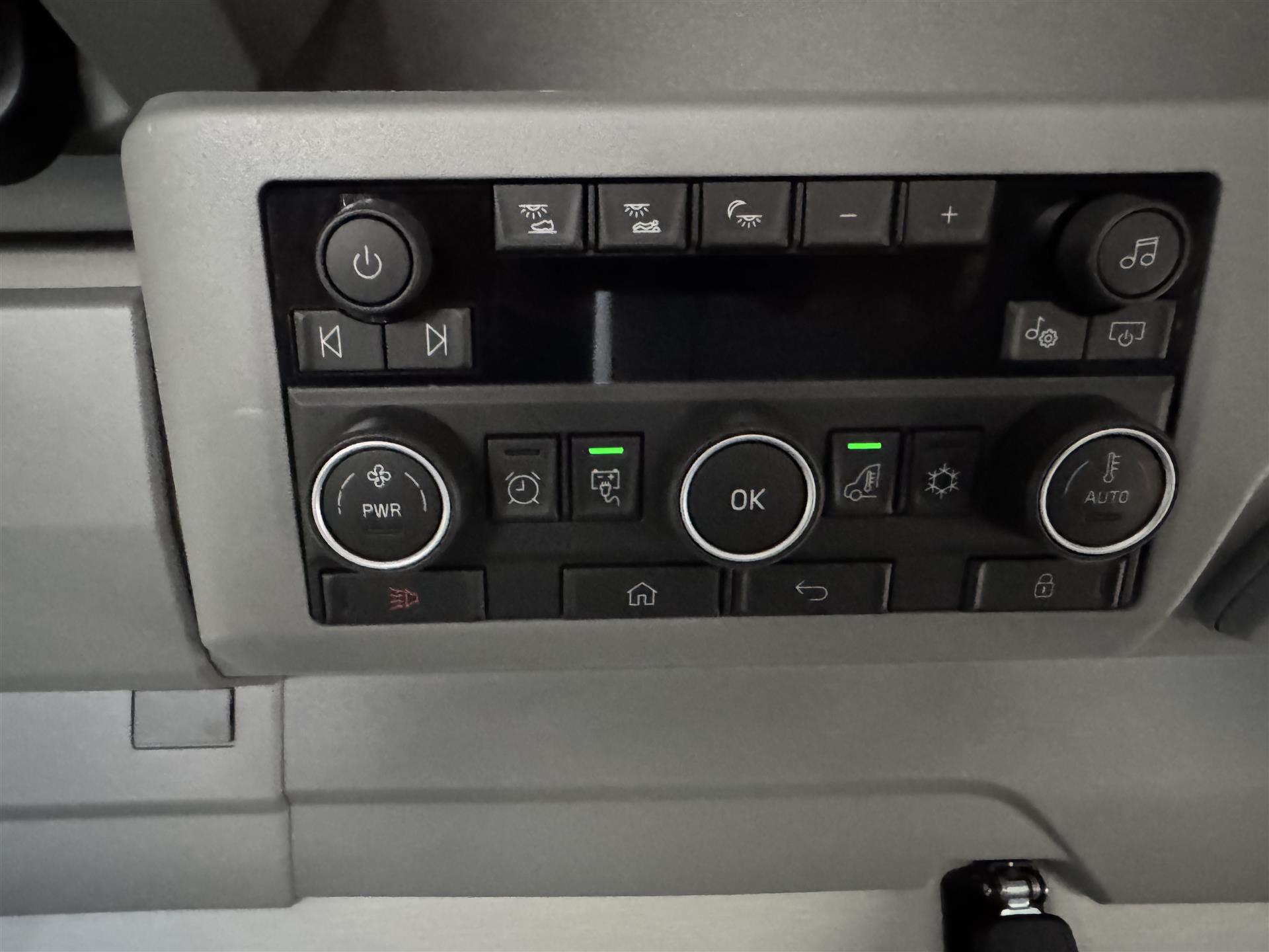 2025 Volvo - image 18