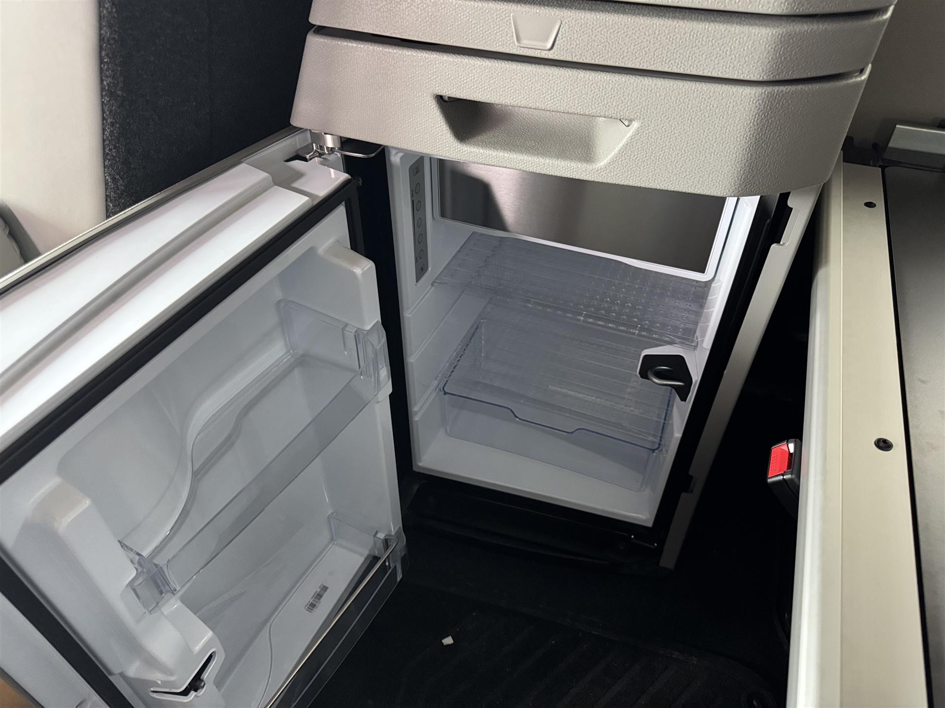 2025 Volvo - image 17