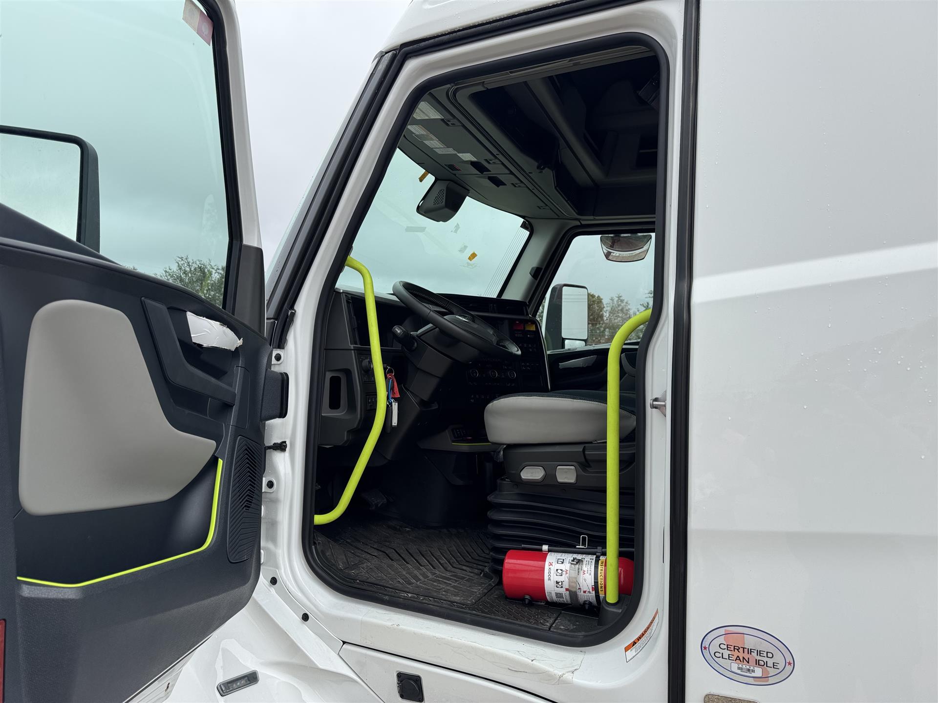 2025 Volvo - image 9