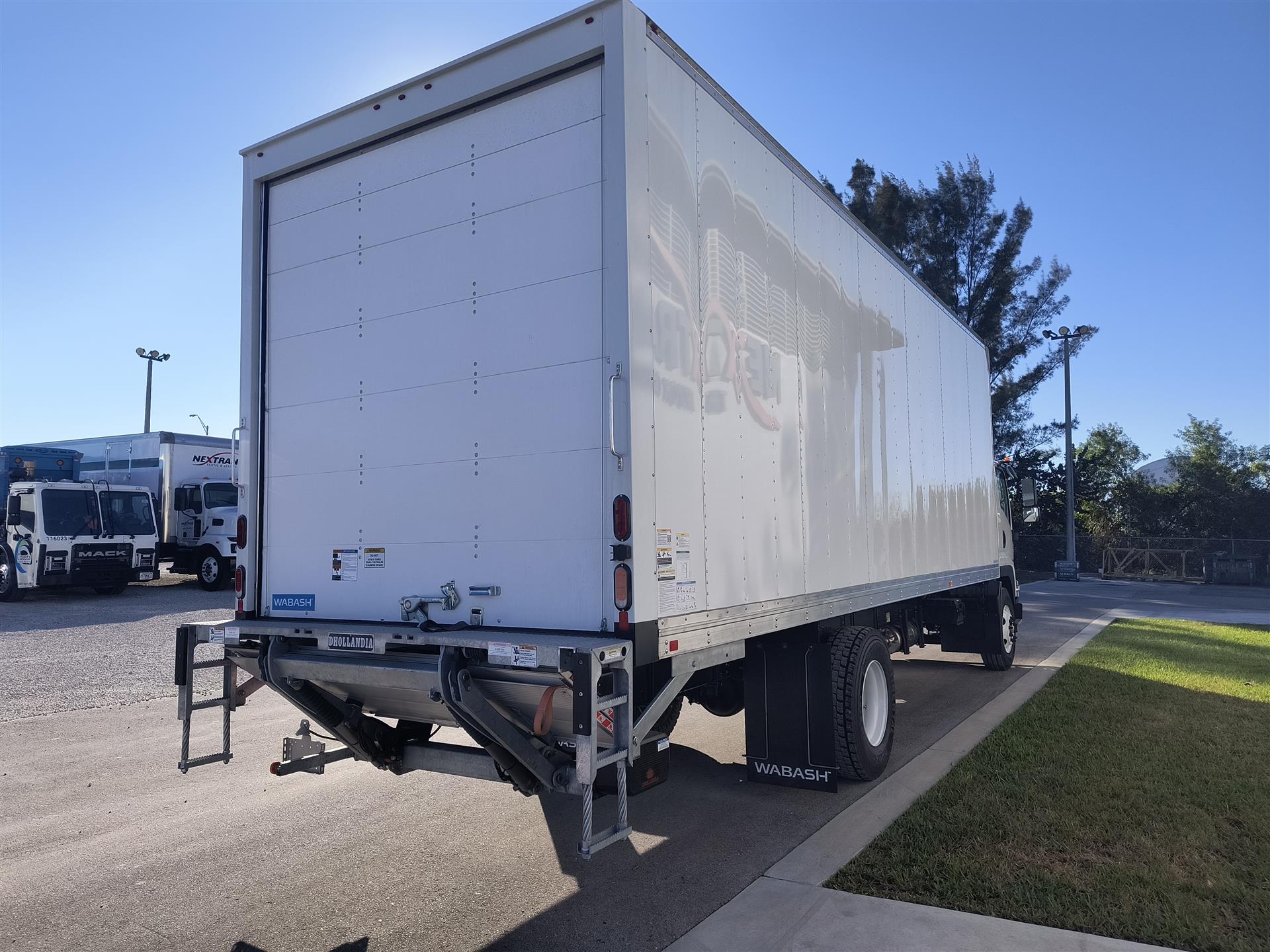 2025 Isuzu - image 3