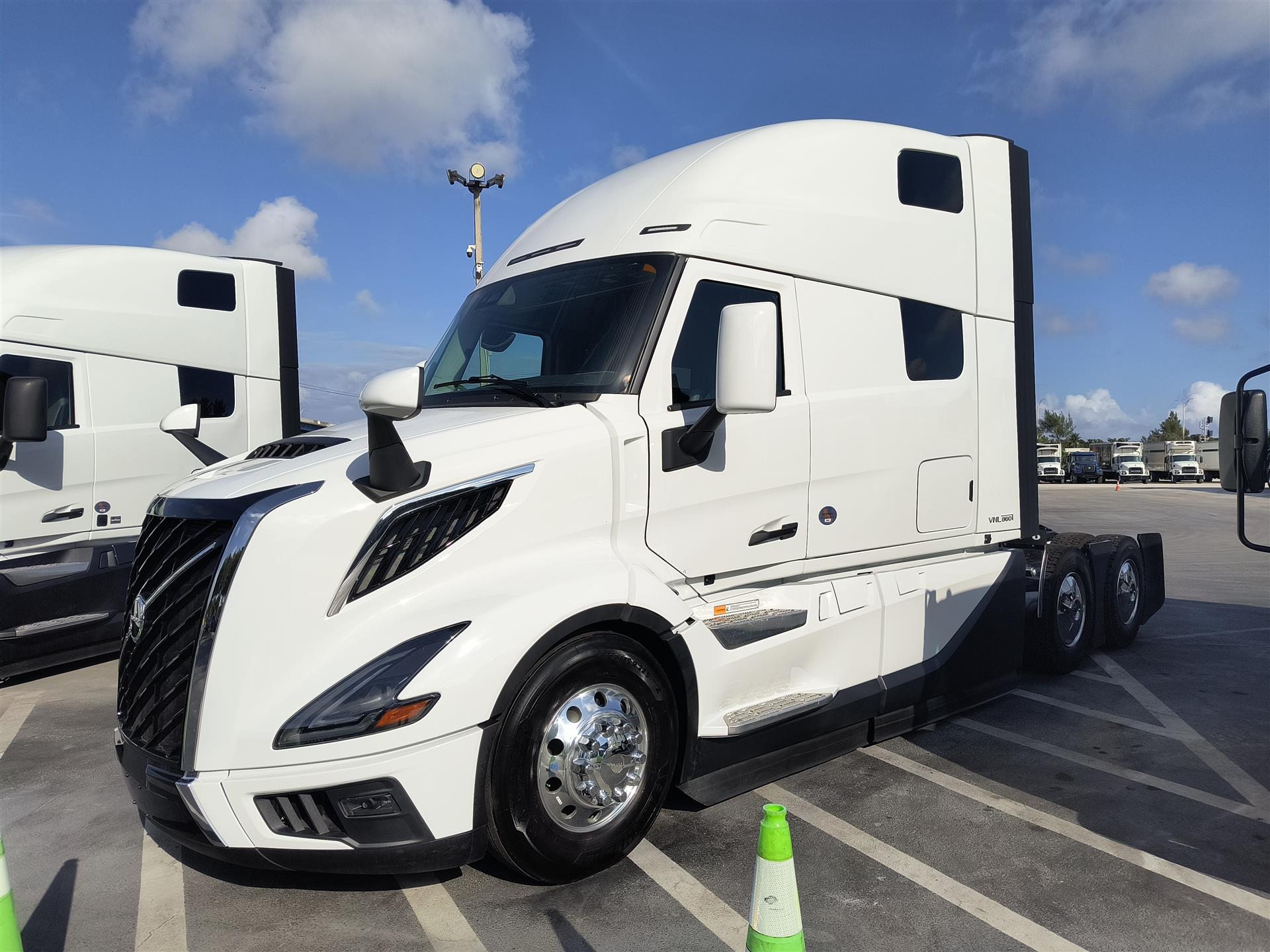 2025 Volvo VNL64T860