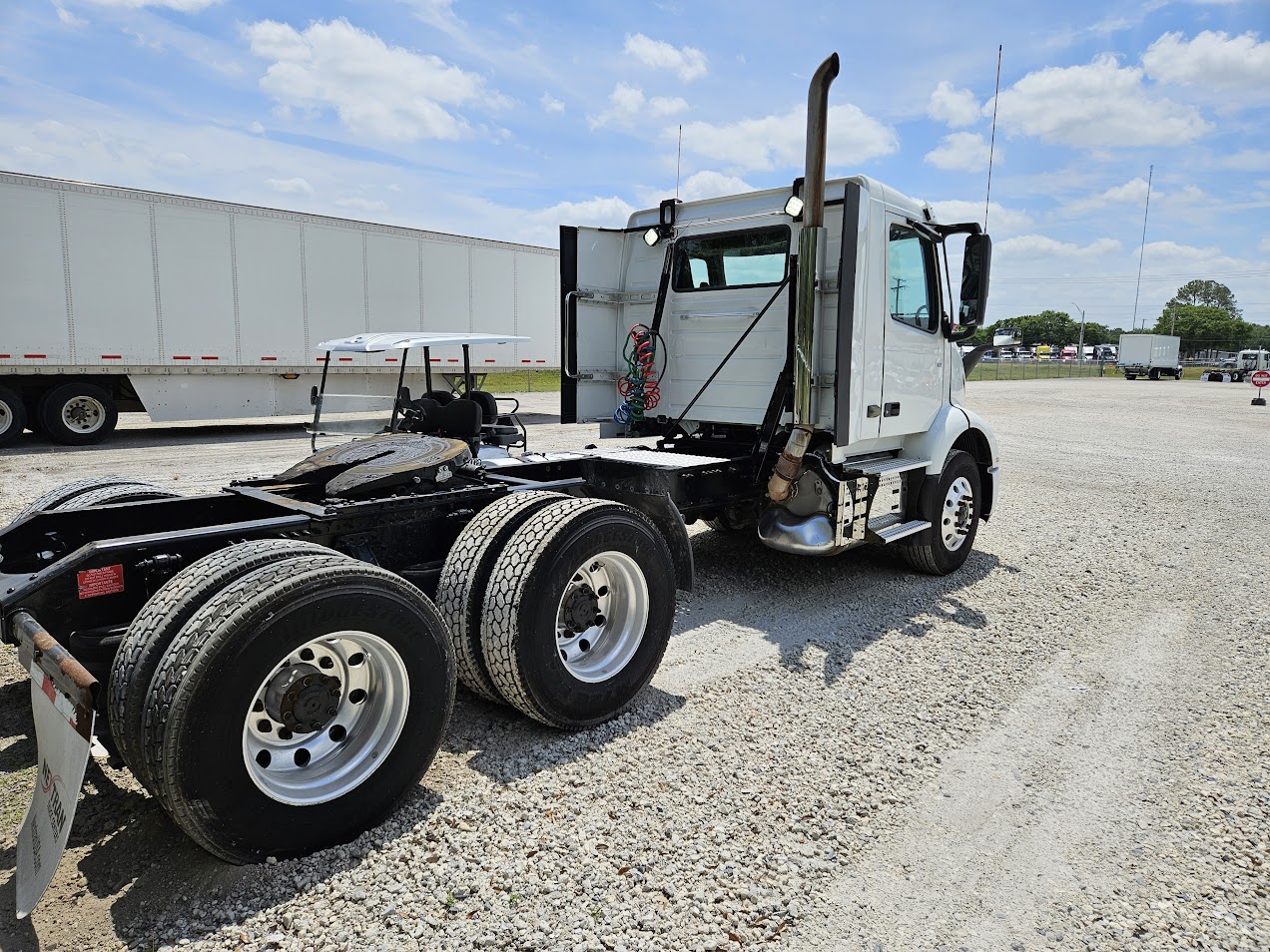 2019 Volvo - image 3