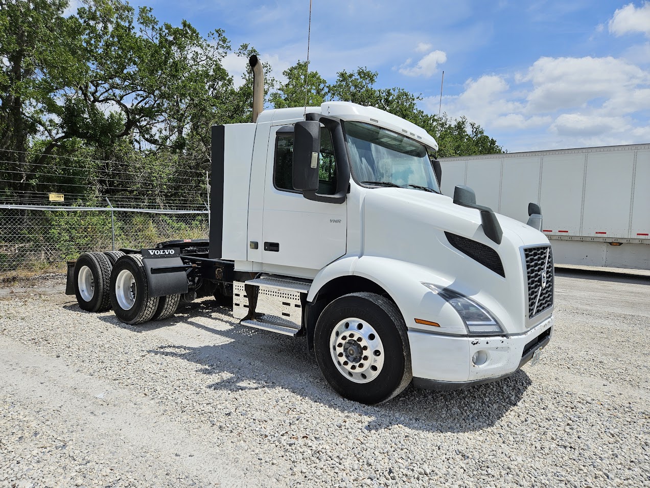 2019 Volvo - image 2