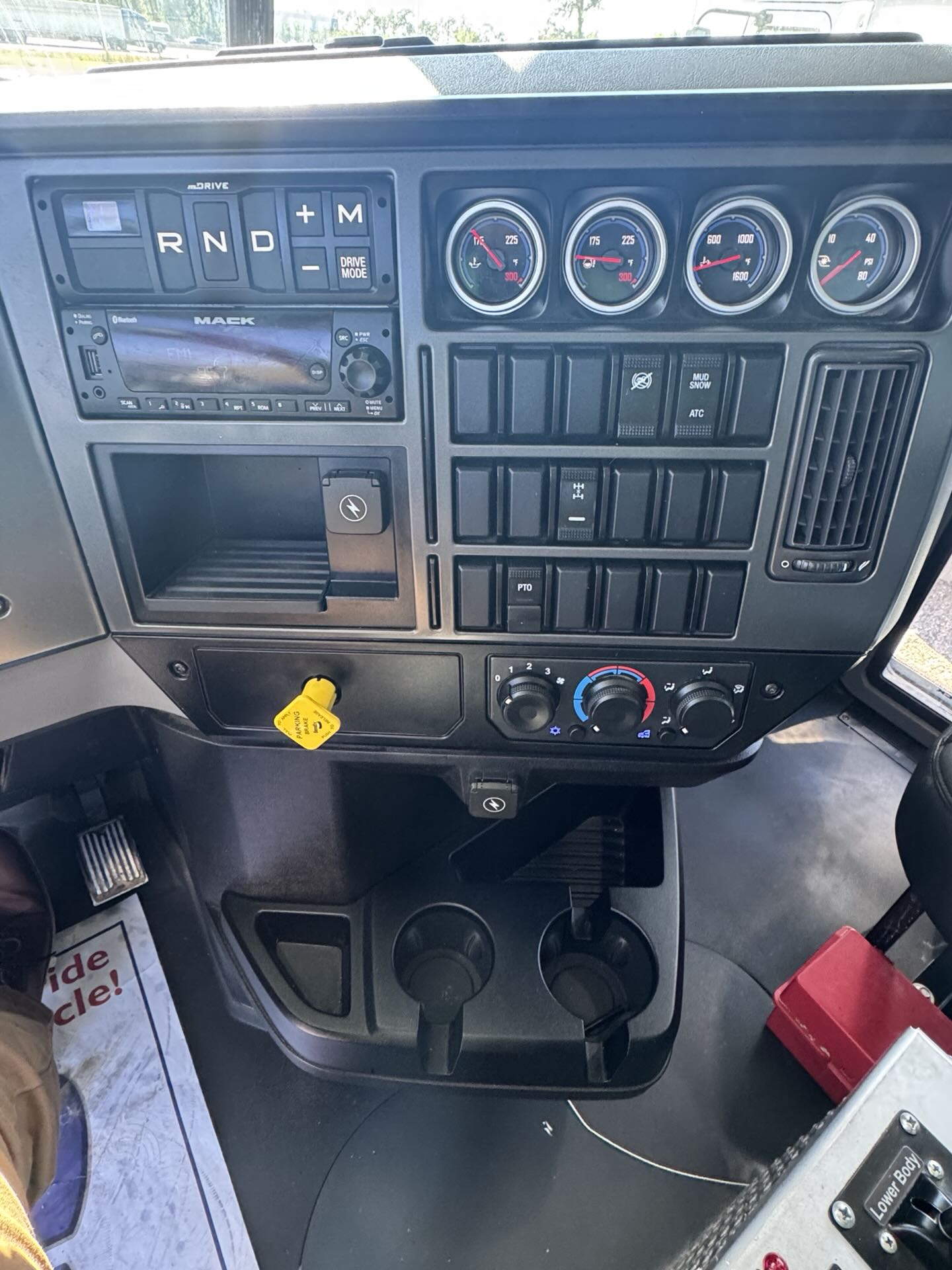 2024 Mack GR64F