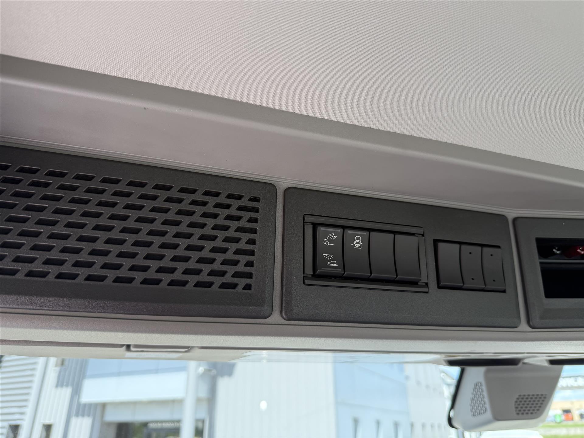 2026 Volvo - image 7